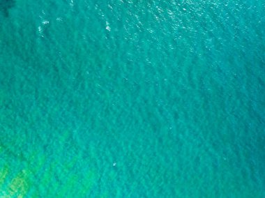 Deniz yüzeyi hava manzarası, Kuş bakışı fotoğraf mavi dalgalar ve su yüzeyi dokusu Mavi deniz arka planı Harika manzara deniz arka planı
