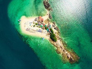 Phang Nga Tayland 'daki Koh Khai Maew Adası' ndaki güzel tropikal kumsal manzarası inanılmaz küçük adanın insansız hava görüntüsü.