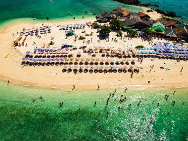 Phang Nga Tayland 'daki Koh Khai Maew Adası' ndaki güzel tropikal kumsal manzarası inanılmaz küçük adanın insansız hava görüntüsü.