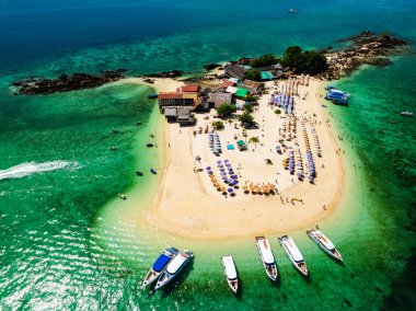 Phang Nga Tayland 'daki Koh Khai Maew Adası' ndaki güzel tropikal kumsal manzarası inanılmaz küçük adanın insansız hava görüntüsü.