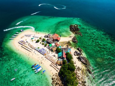 Phang Nga Tayland 'daki Koh Khai Maew Adası' ndaki güzel tropikal kumsal manzarası inanılmaz küçük adanın insansız hava görüntüsü.