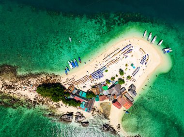 Phang Nga Tayland 'daki Koh Khai Maew Adası' ndaki güzel tropikal kumsal manzarası inanılmaz küçük adanın insansız hava görüntüsü.