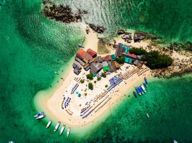 Phang Nga Tayland 'daki Koh Khai Maew Adası' ndaki güzel tropikal kumsal manzarası inanılmaz küçük adanın insansız hava görüntüsü.
