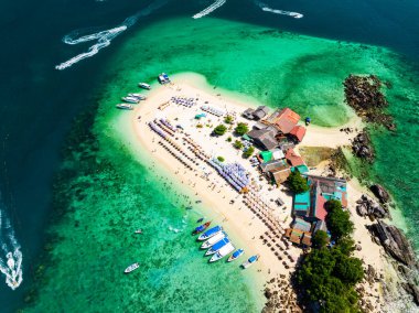 Phang Nga Tayland 'daki Koh Khai Maew Adası' ndaki güzel tropikal kumsal manzarası inanılmaz küçük adanın insansız hava görüntüsü.