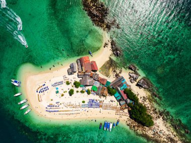 Phang Nga Tayland 'daki Koh Khai Maew Adası' ndaki güzel tropikal kumsal manzarası inanılmaz küçük adanın insansız hava görüntüsü.