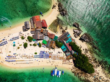 Phang Nga Tayland 'daki Koh Khai Maew Adası' ndaki güzel tropikal kumsal manzarası inanılmaz küçük adanın insansız hava görüntüsü.