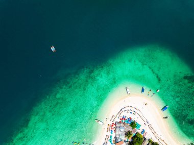 Phang Nga Tayland 'daki Koh Khai Maew Adası' ndaki güzel tropikal kumsal manzarası inanılmaz küçük adanın insansız hava görüntüsü.