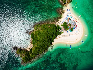 Phang Nga Tayland 'daki Koh Khai Maew Adası' ndaki güzel tropikal kumsal manzarası inanılmaz küçük adanın insansız hava görüntüsü.