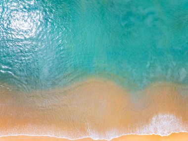 Güzel deniz yazı manzarası, deniz suyu yüzeyi yüksek kaliteli video görüntüsü kuş bakışı dron dalgaları kumsala çarpıyor, doğa okyanusu sahili arka planı