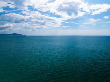 Deniz yüzeyi hava manzarası, Kuş bakışı fotoğraf mavi dalgalar ve su yüzeyi dokusu Mavi deniz arka planı Harika manzara deniz arka planı