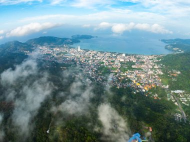 Tropikal yağmur ormanlarında akan sis dalgalarının hava görüntüsü bulutların üzerindeki kuş bakışı görüntü Tayland 'da bulutlar ve dağ zirveleriyle dolu arka plan.