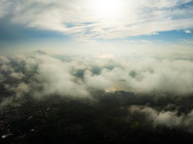 Tropikal yağmur ormanlarında akan sis dalgalarının hava görüntüsü bulutların üzerindeki kuş bakışı görüntü Tayland 'da bulutlar ve dağ zirveleriyle dolu arka plan.