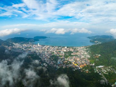 Tropikal yağmur ormanlarında akan sis dalgalarının hava görüntüsü bulutların üzerindeki kuş bakışı görüntü Tayland 'da bulutlar ve dağ zirveleriyle dolu arka plan.