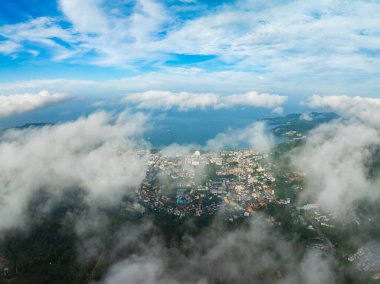 Tropikal yağmur ormanlarında akan sis dalgalarının hava görüntüsü bulutların üzerindeki kuş bakışı görüntü Tayland 'da bulutlar ve dağ zirveleriyle dolu arka plan.