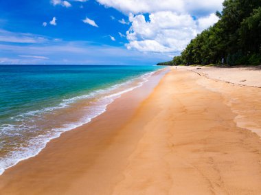 Güzel deniz yazı manzarası, deniz suyu yüzeyi yüksek kaliteli video görüntüsü kuş bakışı dron dalgaları kumsala çarpıyor, doğa okyanusu sahili arka planı