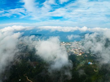 Tropikal yağmur ormanlarında akan sis dalgalarının hava görüntüsü bulutların üzerindeki kuş bakışı görüntü Tayland 'da bulutlar ve dağ zirveleriyle dolu arka plan.