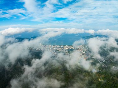 Tropikal yağmur ormanlarında akan sis dalgalarının hava görüntüsü bulutların üzerindeki kuş bakışı görüntü Tayland 'da bulutlar ve dağ zirveleriyle dolu arka plan.