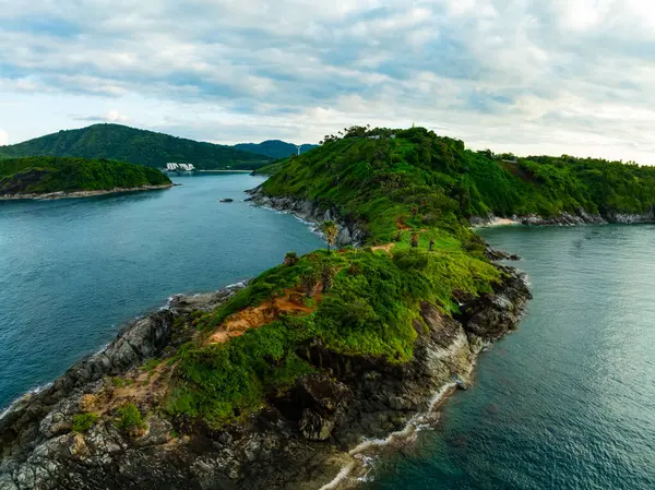 Phuket Tayland 'da deniz manzarası yaz mevsiminde deniz manzarası, doğa ortamı ve seyahat arka planı.