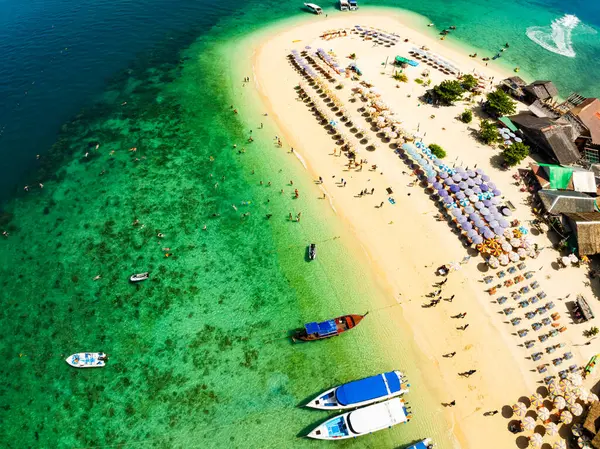 Phang Nga Tayland 'daki Koh Khai Maew Adası' ndaki güzel tropikal kumsal manzarası inanılmaz küçük adanın insansız hava görüntüsü.