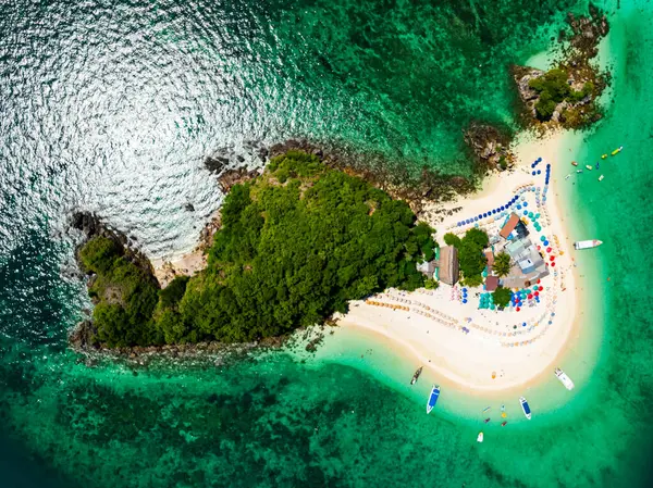 Phang Nga Tayland 'daki Koh Khai Maew Adası' ndaki güzel tropikal kumsal manzarası inanılmaz küçük adanın insansız hava görüntüsü.