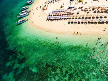 Phang Nga Tayland 'daki Koh Khai Maew Adası' ndaki güzel tropikal kumsal manzarası inanılmaz küçük adanın insansız hava görüntüsü.