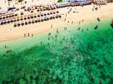 Phang Nga Tayland 'daki Koh Khai Maew Adası' ndaki güzel tropikal kumsal manzarası inanılmaz küçük adanın insansız hava görüntüsü.
