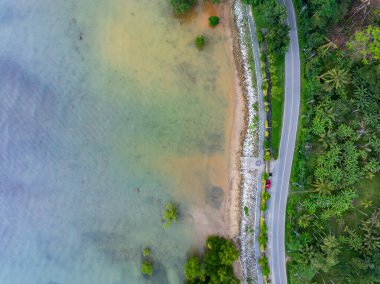 Drone Manzarası Phuket Tayland 'da yüksek mevsimde güzel deniz