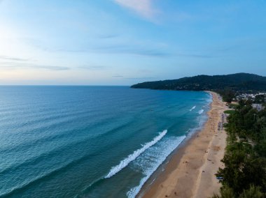 Drone Manzarası Phuket Tayland 'da yüksek mevsimde güzel deniz