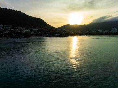Drone Manzarası Phuket Tayland 'da yüksek mevsimde güzel deniz