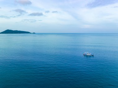 Drone Manzarası Phuket Tayland 'da yüksek mevsimde güzel bulutlar mavi gökyüzü