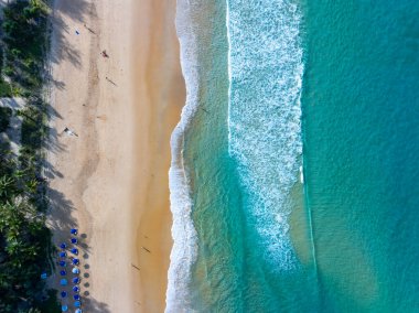 Drone Manzarası Phuket Tayland 'da yüksek mevsimde güzel deniz