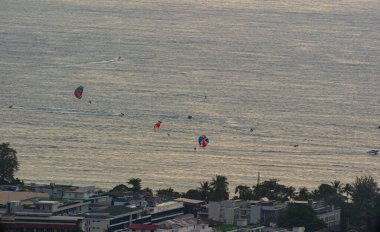 Güneşli yaz gününün arka planında güzel deniz plajı ve dalga dokusu, Phuket Tayland