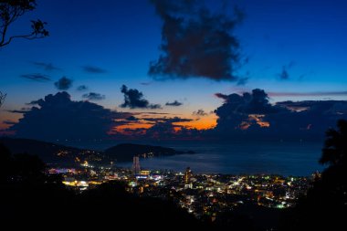 Phuket Adası Tayland 'da güzel bir gün batımı ya da deniz üzerinde gün doğumu, Puket Tayland' da kumsala yakın evler inşa etmek için inanılmaz bir gökyüzü.