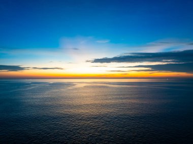 Günbatımı gökyüzü, Doğa güzel Gün batımı ya da deniz üzerinde gün doğumu, renkli dramatik manzara gökyüzü, inanılmaz bulutlar ve günbatımı gökyüzü ışığı arkaplanı