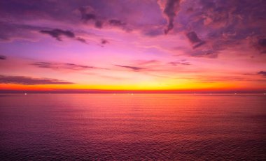 Günbatımı gökyüzü, Doğa güzel Gün batımı ya da deniz üzerinde gün doğumu, renkli dramatik manzara gökyüzü, inanılmaz bulutlar ve günbatımı gökyüzü ışığı arkaplanı