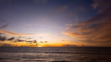 Günbatımı gökyüzü, Doğa güzel Gün batımı ya da deniz üzerinde gün doğumu, Renkli dramatik görkemli gökyüzü İnanılmaz bulutlar ve günbatımı gökyüzünde dalgalar doğanın aydınlık arka planı