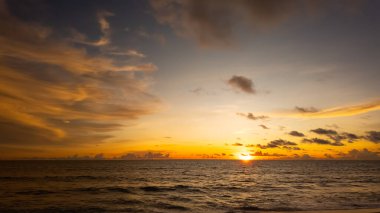 Günbatımı gökyüzü, Doğa güzel Gün batımı ya da deniz üzerinde gün doğumu, Renkli dramatik görkemli gökyüzü İnanılmaz bulutlar ve günbatımı gökyüzünde dalgalar doğanın aydınlık arka planı