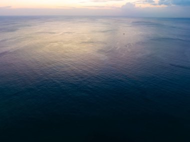 Günbatımı gökyüzü, Doğa güzel Gün batımı ya da deniz üzerinde gün doğumu, renkli dramatik manzara gökyüzü, inanılmaz bulutlar ve günbatımı gökyüzü ışığı arkaplanı