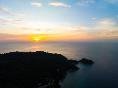 Günbatımı gökyüzü, Doğa güzel Gün batımı ya da deniz üzerinde gün doğumu, renkli dramatik manzara gökyüzü, inanılmaz bulutlar ve günbatımı gökyüzü ışığı arkaplanı