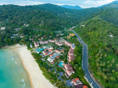 Drone Manzarası Phuket Tayland 'da yüksek mevsimde güzel deniz