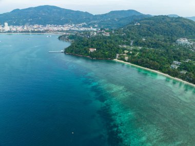 Drone Manzarası Phuket Tayland 'da yüksek mevsimde güzel deniz