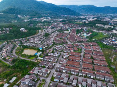 Günbatımında veya gündoğumunda konutların ve garaj yollarının hava manzarası. Ev sıkışık. Phuket thailand 'da ev inşaatının üst görüntüsü.