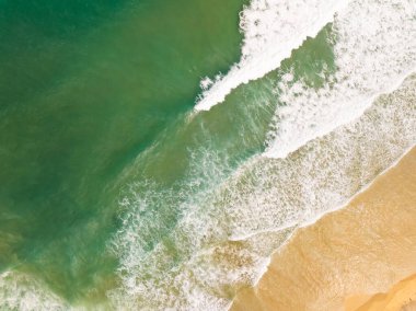 Güneşli yaz gününün arka planında güzel deniz plajı ve dalga dokusu, Phuket Tayland