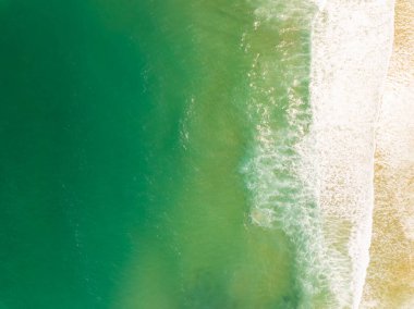 Güneşli yaz gününün arka planında güzel deniz plajı ve dalga dokusu, Phuket Tayland