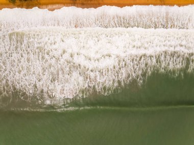 Güneşli yaz gününün arka planında güzel deniz plajı ve dalga dokusu, Phuket Tayland