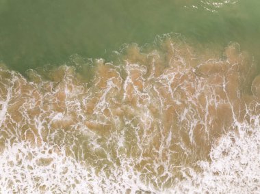 Güneşli yaz gününün arka planında güzel deniz plajı ve dalga dokusu, Phuket Tayland