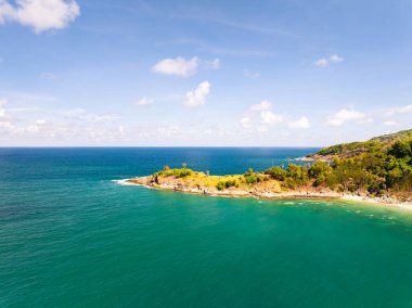 Drone Manzarası Phuket Tayland 'da yüksek mevsimde güzel bulutlar mavi gökyüzü