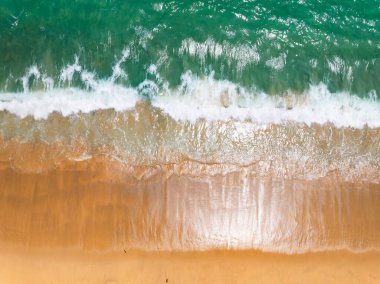 Güneşli yaz gününün arka planında güzel deniz plajı ve dalga dokusu, Phuket Tayland