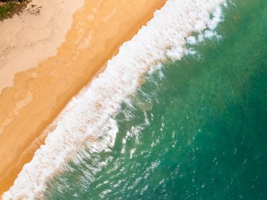 Güneşli yaz gününün arka planında güzel deniz plajı ve dalga dokusu, Phuket Tayland