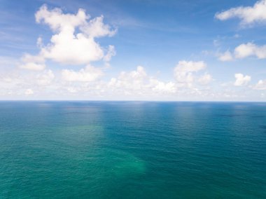 Drone Manzarası Phuket Tayland 'da yüksek mevsimde güzel bulutlar mavi gökyüzü